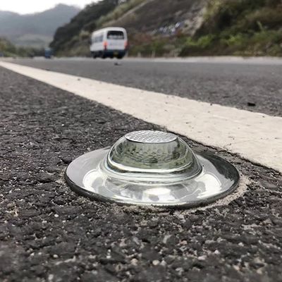 Veiligheid op de weg Hoge helderheid Gehalveerde marker reflecterend geleid glazen wegstaaf