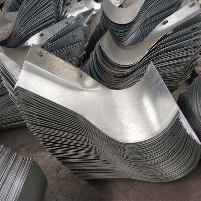 Warm gegalvaniseerde veiligheidsbarrière-bewakingsrail met aangepaste en hoge snelheid Bullnose End
