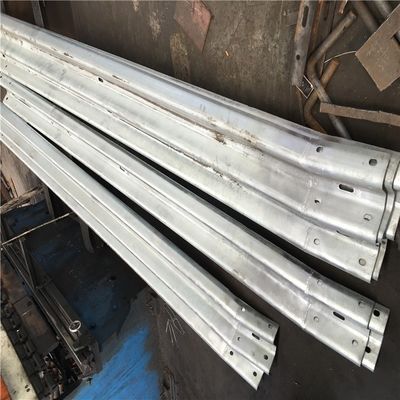 Veiligheid op de weg Hot Dip gegalvaniseerd beveiligingsrail gebogen einde met ISO9001 2000 certificaat