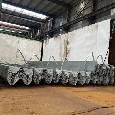 Warm gedompelde gegalvaniseerde metalen wegrail met Q235 Q345 aangepaste prestaties