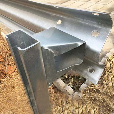 Gecustomiseerde kleur gegalvaniseerd W-balk Beschermingsrail Verkeersbarrière voor buitenbeveiliging en verkoop