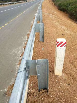 Q235 Q345 Veiligheid op de weg Highway guardrail in met CE/BV/ISO certificaten