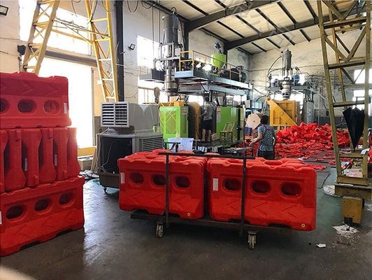 Veiligheid op de weg Waterbarrière van PE-plastic voor verkeersbeheer op snelwegen