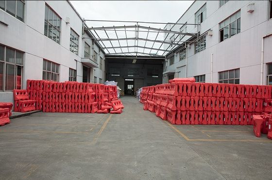 Bouwplaats Plastic wegbarrière Op maat gemaakte water gevulde barrière