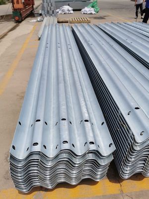 W Beam Guardrail AASHTO M-180 Standard en 550-600 g/m2 Zinkcoating voor verkeersveiligheid