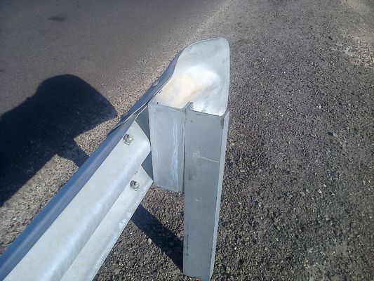 W Beam Guardrail AASHTO M-180 Standard en 550-600 g/m2 Zinkcoating voor verkeersveiligheid
