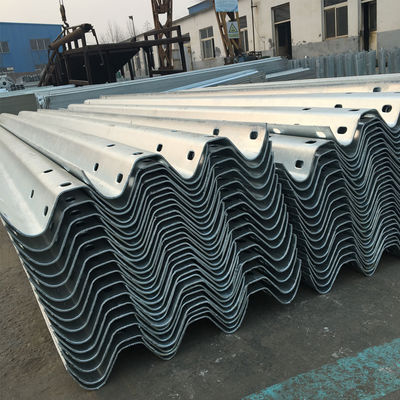Highway W Beam Guardrail Warm gegalvaniseerd koudgewalste technologie voor verkeersveiligheid