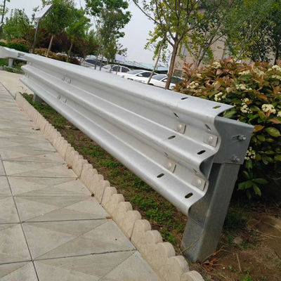 Highway W Beam Guardrail Warm gegalvaniseerd koudgewalste technologie voor verkeersveiligheid