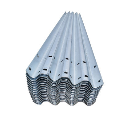 Gegalvaniseerde W-balkbeveiligingsrail in snelwegverkeersbarrière met zinkcoating 550-600 g/m2