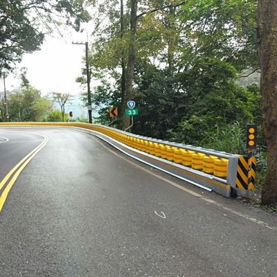 PU- en PVC-materiaal voor de veiligheid van de weg Roller Crash Barrier voor duurzame bescherming van de weg