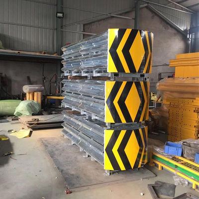 Q235 Q345 Gegalvaniseerde poedercoated Road Safety Highway Guardrail Crash Cushion Barriers