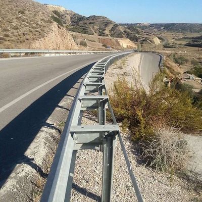 Highway Guardrail gegalvaniseerde anti-botsingsverkeersbarrière met aangepaste zinkcoating