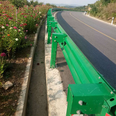 Highway Guardrail gegalvaniseerde anti-botsingsverkeersbarrière met aangepaste zinkcoating
