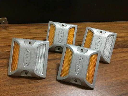 Veiligheid op de weg PVC gegoten aluminiumpad voor de installatie van snelwegen