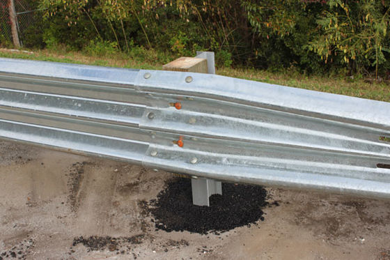 Highway Guardrail W-balken met warm gedompelde gegalvaniseerde coating en aangepaste lengte