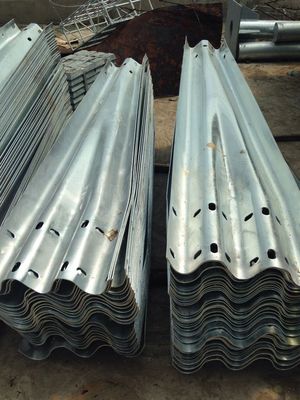 Highway Guardrail W-balken met warm gedompelde gegalvaniseerde coating en aangepaste lengte