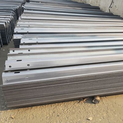 USA AASHTO-M180 Crash Barrier Guardrail met warm gegalvaniseerde koudgewalste technologie