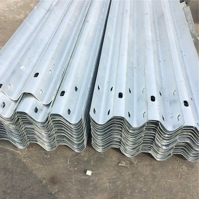 USA AASHTO-M180 Crash Barrier Guardrail met warm gegalvaniseerde koudgewalste technologie