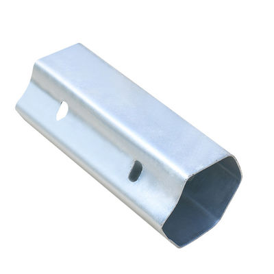 Q235 Q345 Hot Dip gegalvaniseerd Highway Guardrail Spacer met plastic spraycoating
