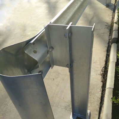 Buitenbeveiliging Hot Dip Galvanized W Beam Guardrail met Steel H Post en Spacer