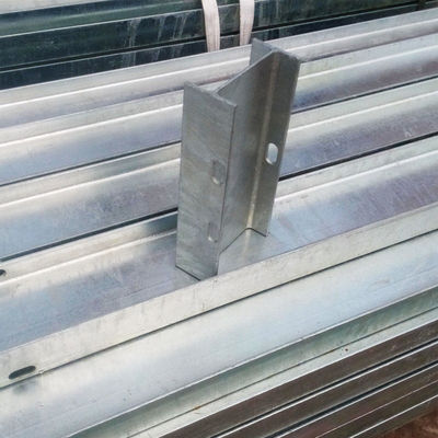 Buitenbeveiliging Hot Dip Galvanized W Beam Guardrail met Steel H Post en Spacer