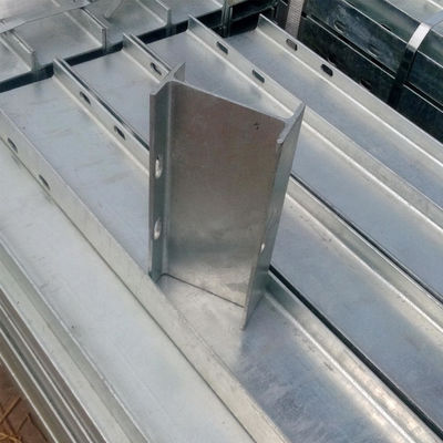 Buitenbeveiliging Hot Dip Galvanized W Beam Guardrail met Steel H Post en Spacer