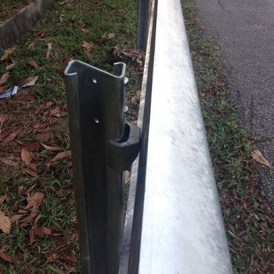 Highway Guardrail AASHTO M-180 Z-vormige palen met duurzaam roestvrij staalmateriaal