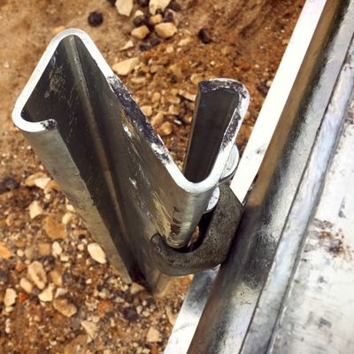 Highway Guardrail AASHTO M-180 Z-vormige palen met duurzaam roestvrij staalmateriaal