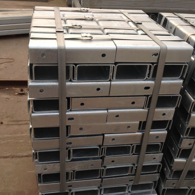 Q235 Q345 Op maat gemaakte Flex Beam Guardrail GI Roadway Safety Trapezoïdale U Spacer