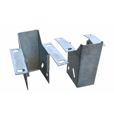 Veiligheid op de weg W Beam Guardrail met warm gedompelde gegalvaniseerde coating en aangepast ontwerp