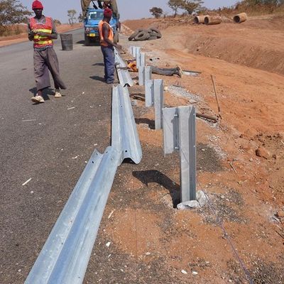 Q235 Q345 Hot Dip gegalvaniseerd Highway Guardrail Post 150-75-5-1830 voor de bescherming van de snelweg