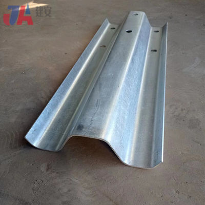 Buitenbeveiliging Q235 Q345 gegalvaniseerd Aashto M180 W balkbeveiligingsrail voor snelwegen te koop