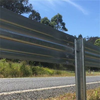 Buitenbeveiliging Q235 Q345 gegalvaniseerd Aashto M180 W balkbeveiligingsrail voor snelwegen te koop