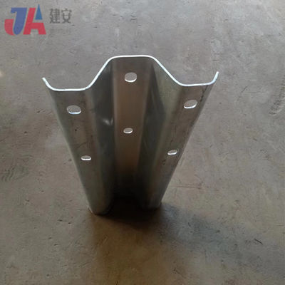 Buitenbeveiliging Q235 Q345 gegalvaniseerd Aashto M180 W balkbeveiligingsrail voor snelwegen te koop