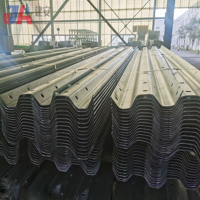 Buitenbeveiliging Q235 Q345 gegalvaniseerd Aashto M180 W balkbeveiligingsrail voor snelwegen te koop