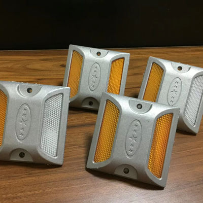 Geel vierkant zonne-aandacht licht wegstaaf gemaakt van gegoten aluminiumlegering plastic
