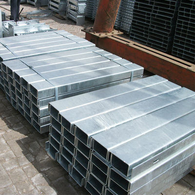 Gepersonaliseerde Warm gegalvaniseerde en koudgewalste technologie Highway Guardrail voor de weg W Beam