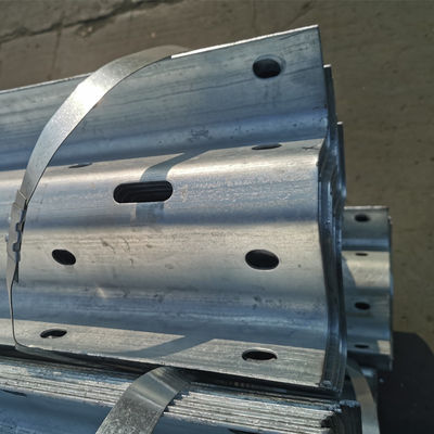 Gepersonaliseerde Warm gegalvaniseerde en koudgewalste technologie Highway Guardrail voor de weg W Beam