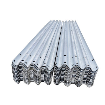 Gepersonaliseerde kleurstaal wegrand Thrie Beam Highway Guardrail met Q345 SJ345R materiaal