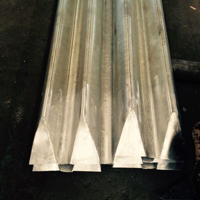 Highway Bridge Beam Guardrail met aangepaste lengte en warm gedompelde gegalvaniseerde afwerking