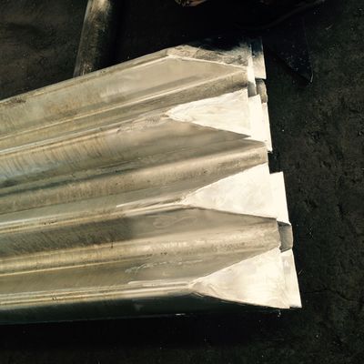 Highway Bridge Beam Guardrail met aangepaste lengte en warm gedompelde gegalvaniseerde afwerking