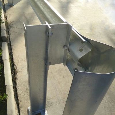 Hot Dip Galvanized W Beam Highway Guardrail H Post voor veilige snelwegbouw