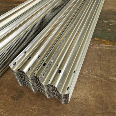 Aanpasbare zinkcoating Q235 Q345 AASHTO M180 Metalen gegolfde balk Highway Guardrail