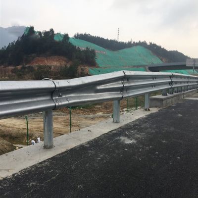 Gepersonaliseerde zinkcoating AASHTO M180 gegalvaniseerde stalen wegrail voor verkeersveiligheid