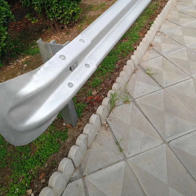 Gepersonaliseerde gegalvaniseerde gegolfde balk Highway Guardrail Crash Barrier