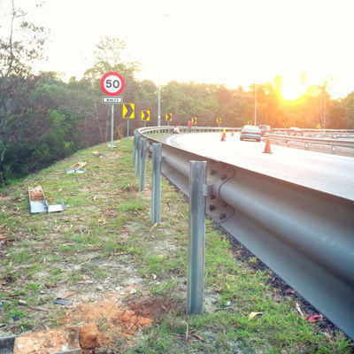 Veiligheid op de weg Staal gegolfde balk Highway Guardrail Z Post ISO9001 2000 Gecertificeerd