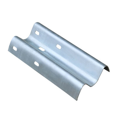 Q235 Stalen aangepaste kleur W-balk snelwegrail voor buitenbeveiliging