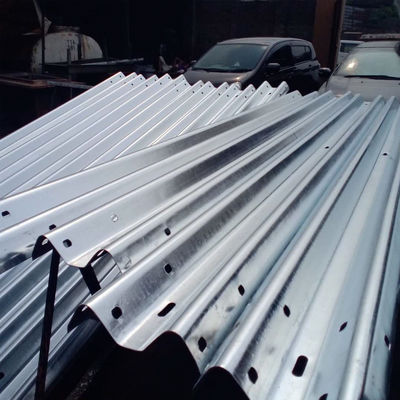 ISO 9001 W Beam Anti Collision Guardrail gegalvaniseerd stalen snelweg guardrail