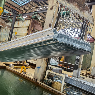 ISO 9001 W Beam Anti Collision Guardrail gegalvaniseerd stalen snelweg guardrail