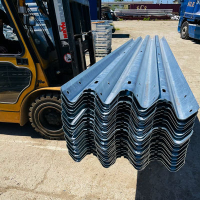 ISO 9001 W Beam Anti Collision Guardrail gegalvaniseerd stalen snelweg guardrail